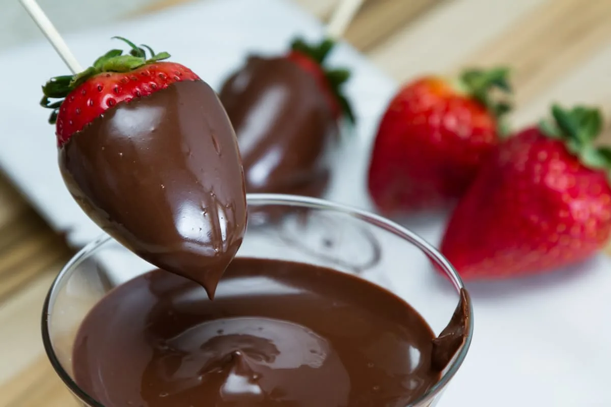 Cómo hacer fresas cubiertas con chocolate. Justo a tiempo para San Valentín