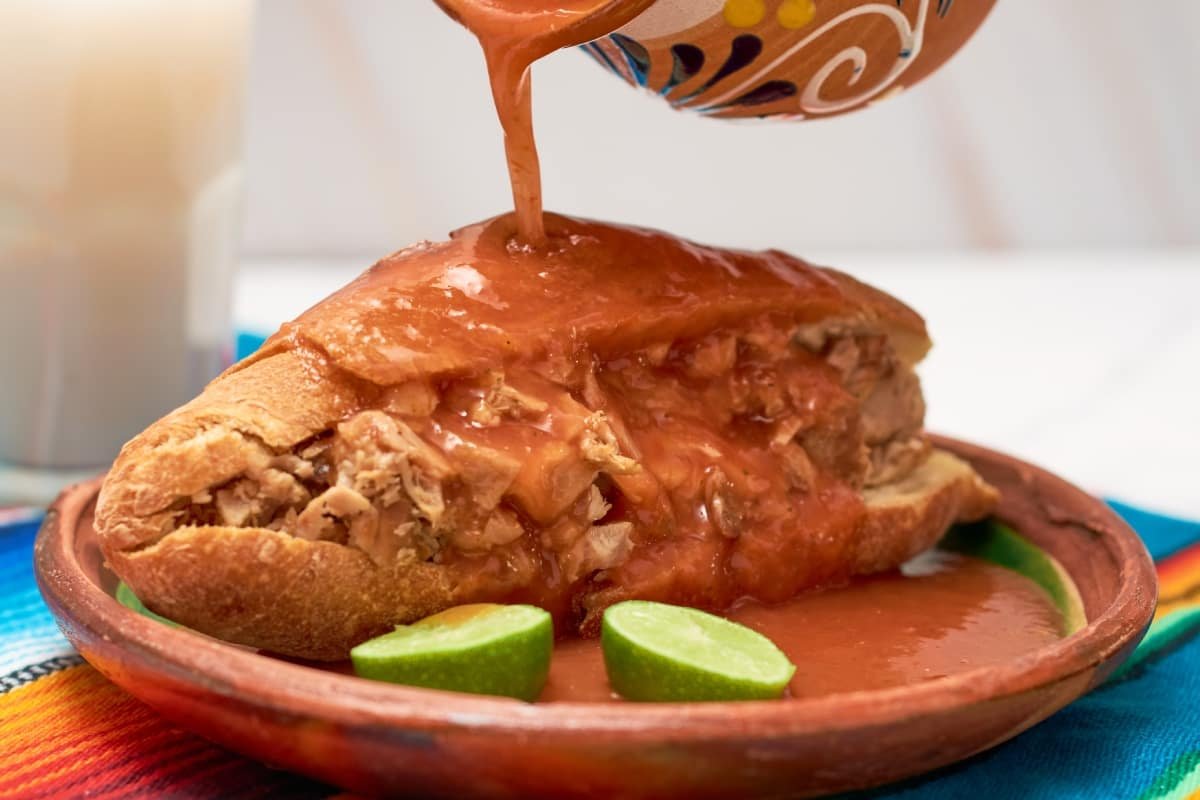 Cómo hacer salsa para tortas ahogadas estilo Jalisco