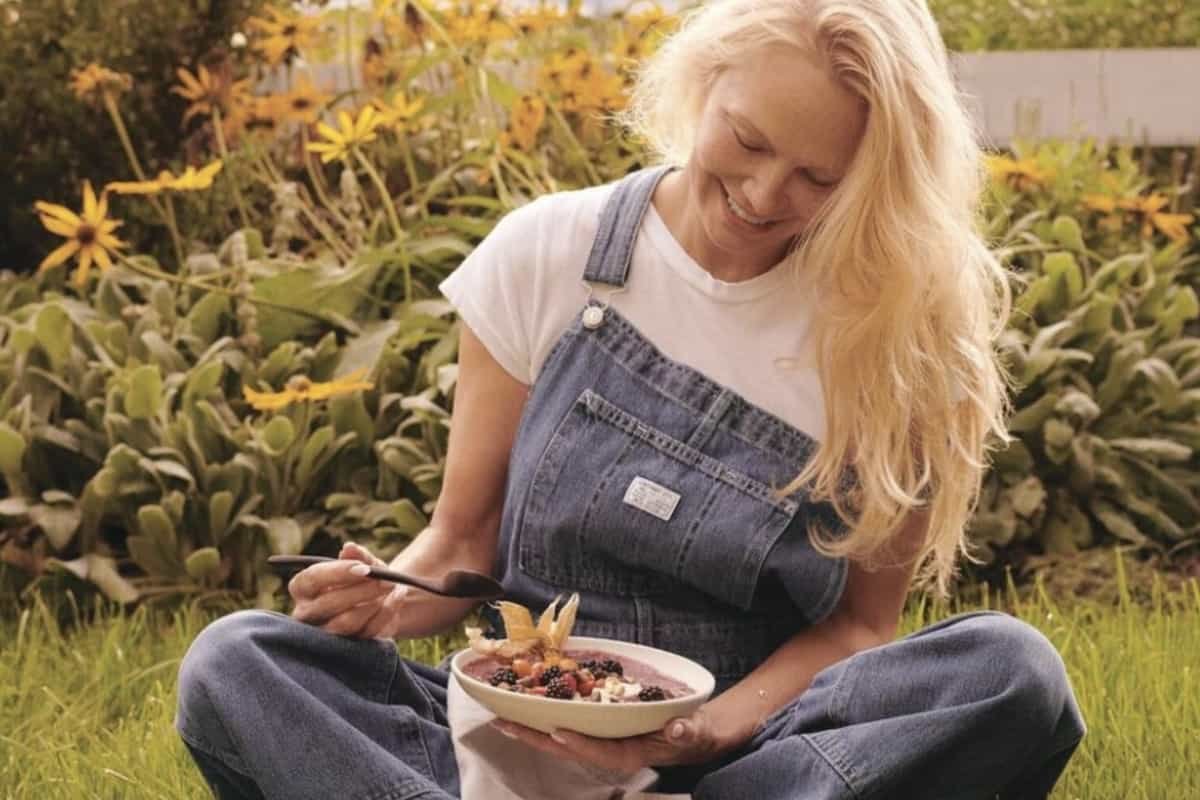 El libro de cocina de Pamela Anderson, “I Love You”, es más que una simple colección de recetas